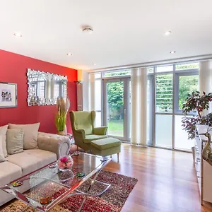  Holiday home Luxury At The Brunswick - Free Parking-4 Bedrooms